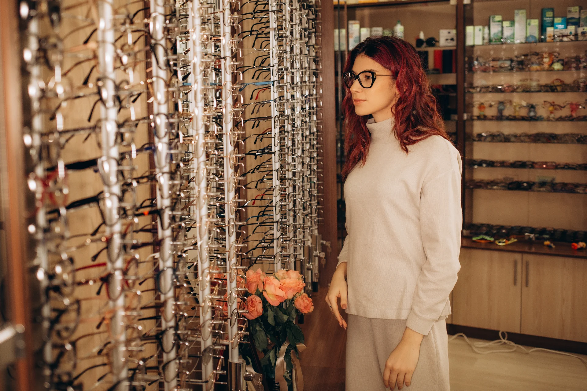 Une femme choisie des lunettes au magasin Les P'ti Opticiens à Chambéry