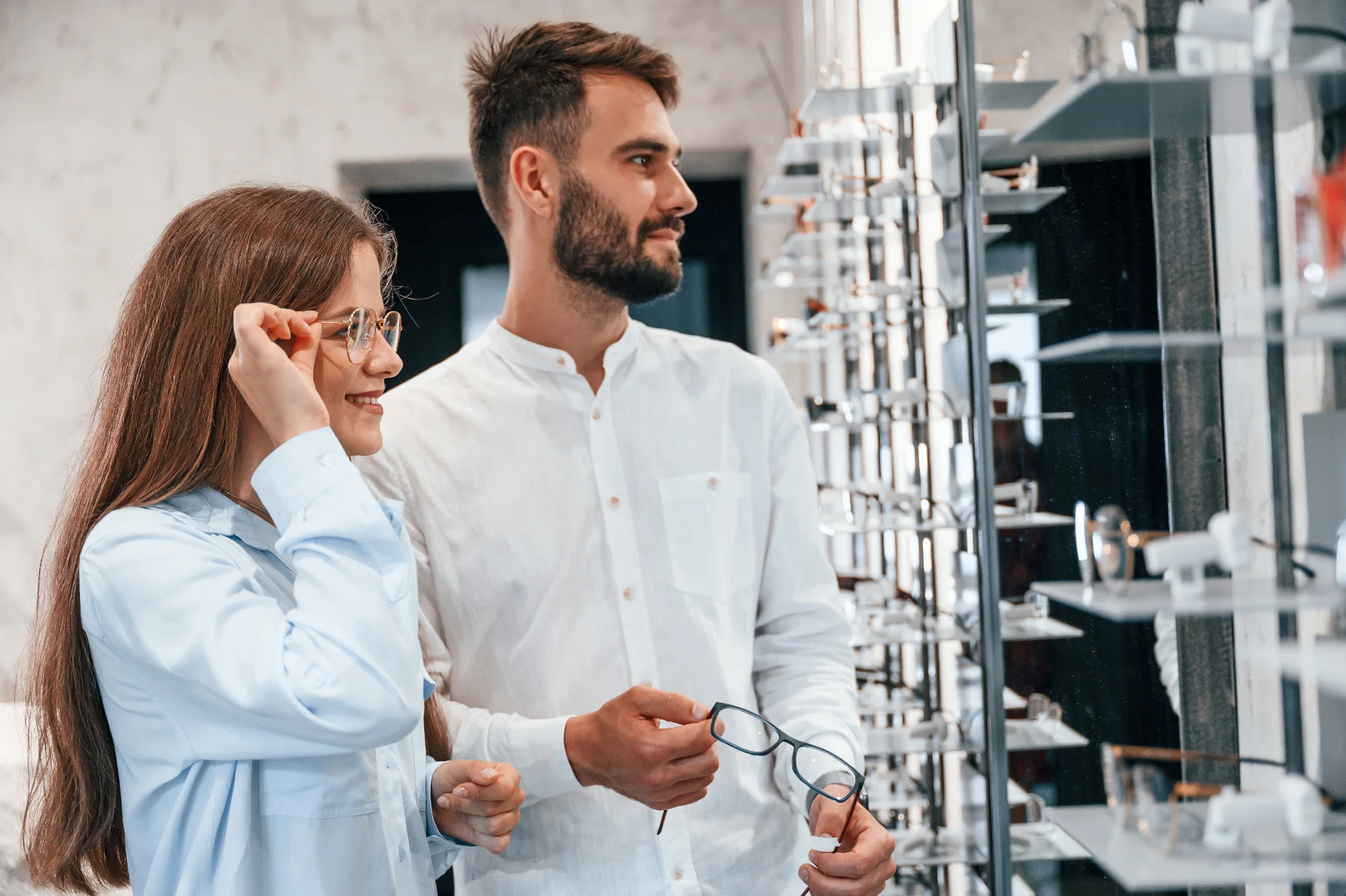 Un couple choisi des lunettes au magasin Les P'ti Opticiens à Chasse-sur-Rhône