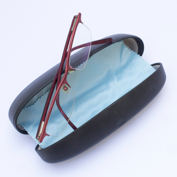 Etui rigide pour lunettes chez Les P'ti Opticiens à Chambéry, Chasse-sur-Rhône et Bourg-lès-Valence