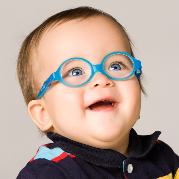 Bébé avec des lunettes chez Les P'ti Opticiens à Chambéry, Chasse-sur-Rhône et Bourg-lès-Valence