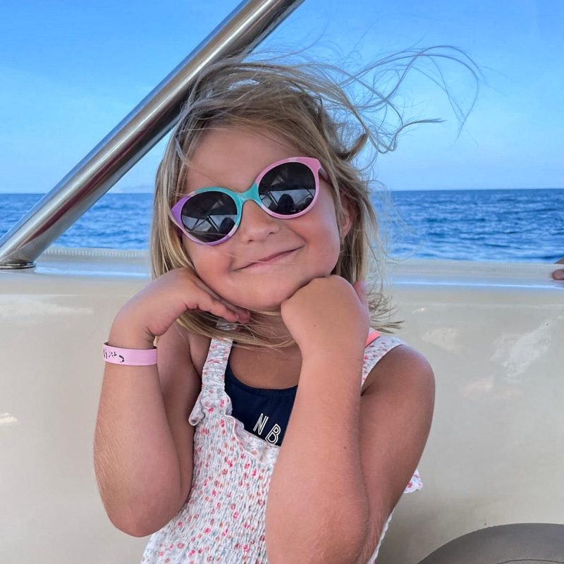 Une enfant avec des lunettes qui corrigent la vue chez Les P'ti Opticiens à Chambéry, Chasse-sur-Rhône et Bourg-lès-Valence