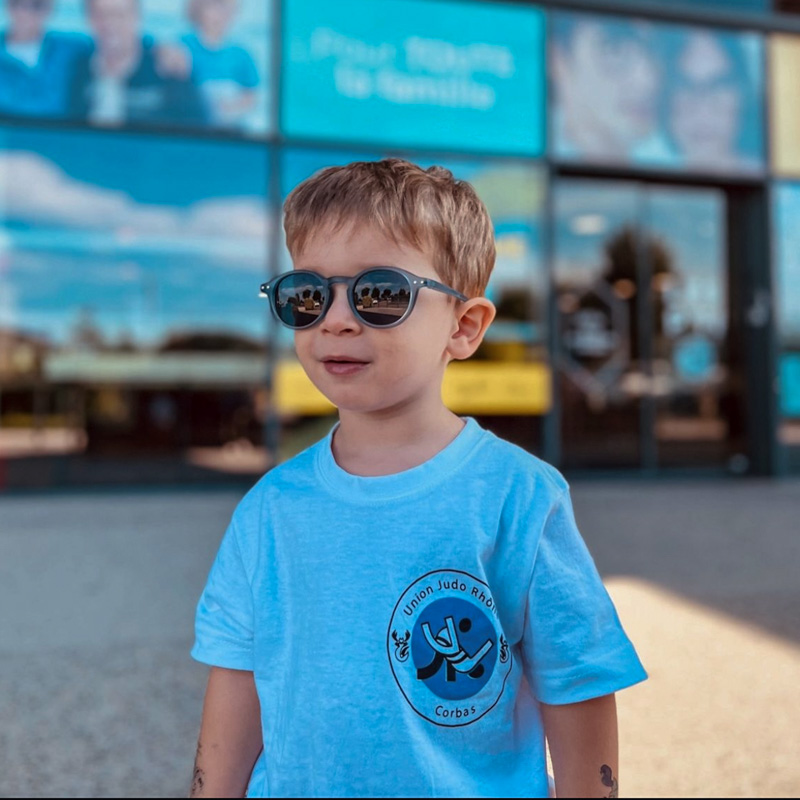 Un enfant avec des lunettes correctrices de la vue chez Les P'ti Opticiens à Chambéry, Chasse-sur-Rhône et Bourg-lès-Valence