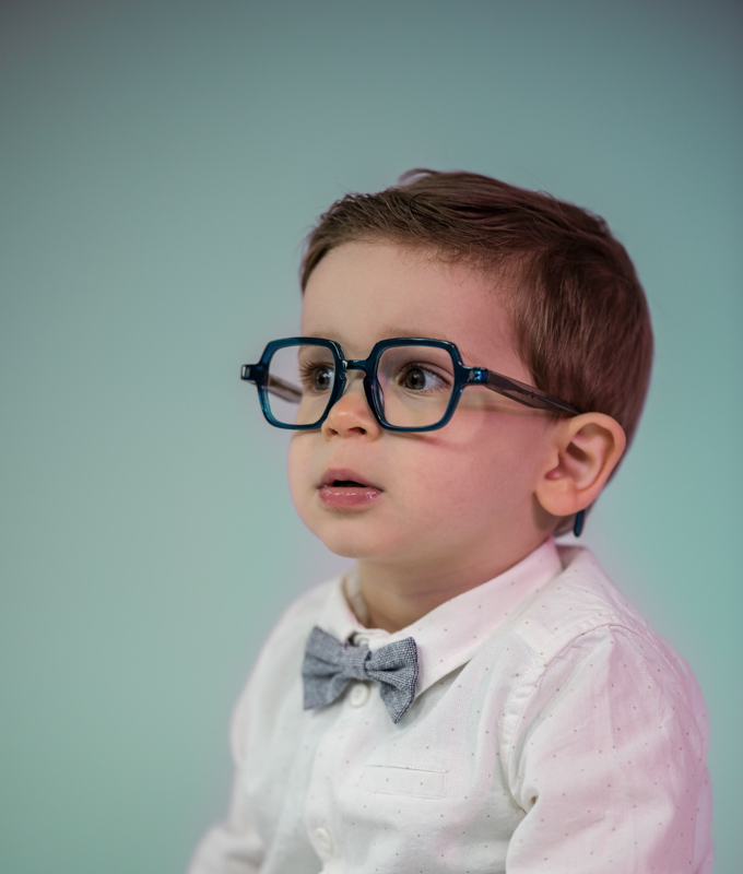 Un enfant avec des lunettes de vue chez Les P'ti Opticiens à Chambéry, Chasse-sur-Rhône et Bourg-lès-Valence