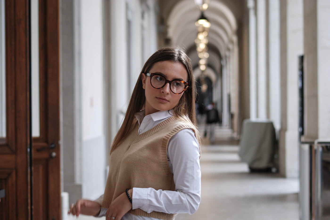 Une adolescente avec des lunettes stylées chez Les P'ti Opticiens à Chambéry, Chasse-sur-Rhône et Bourg-lès-Valence