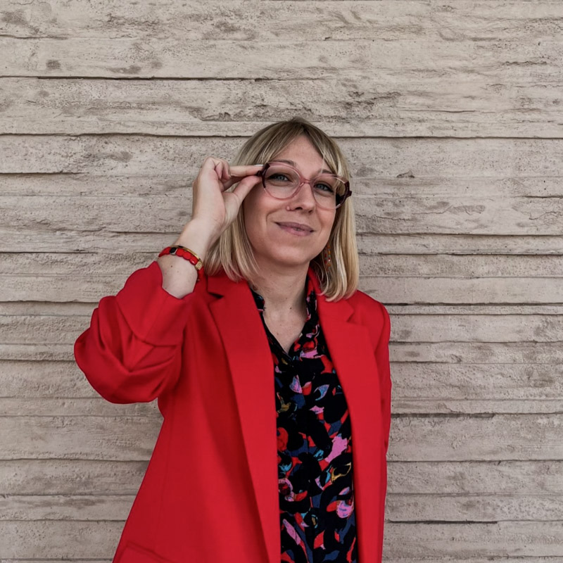 Femme avec une paire de lunettes pour adultes chez Les P'ti Opticiens à Chambéry, Chasse-sur-Rhône et Bourg-lès-Valence