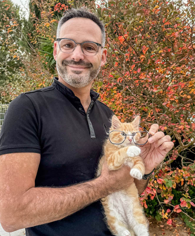 Un homme et un chat avec des lunettes pour adultes chez Les P'ti Opticiens à Chambéry, Chasse-sur-Rhône et Bourg-lès-Valence