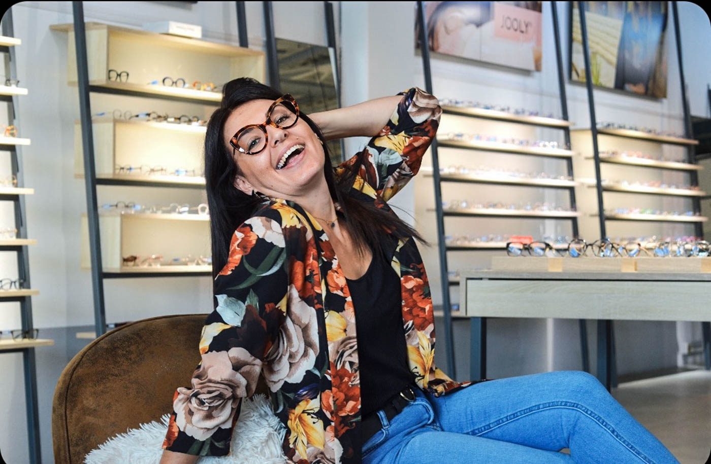 Une femme avec des lunettes pour adultes chez Les P'ti Opticiens à Chambéry, Chasse-sur-Rhône et Bourg-lès-Valence