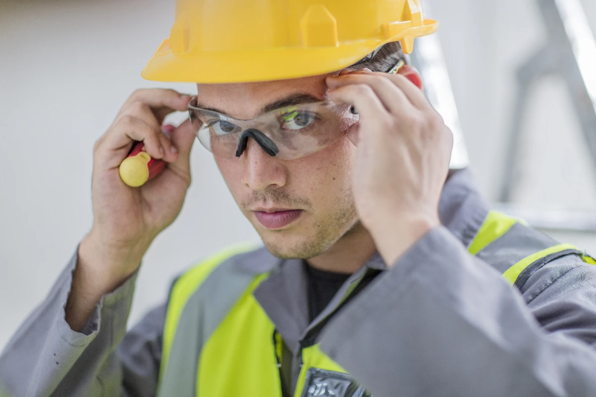 Lunettes de protection pour le travail chez Les P'ti Opticiens à Chambéry, Chasse-sur-Rhône et Bourg-lès-Valence