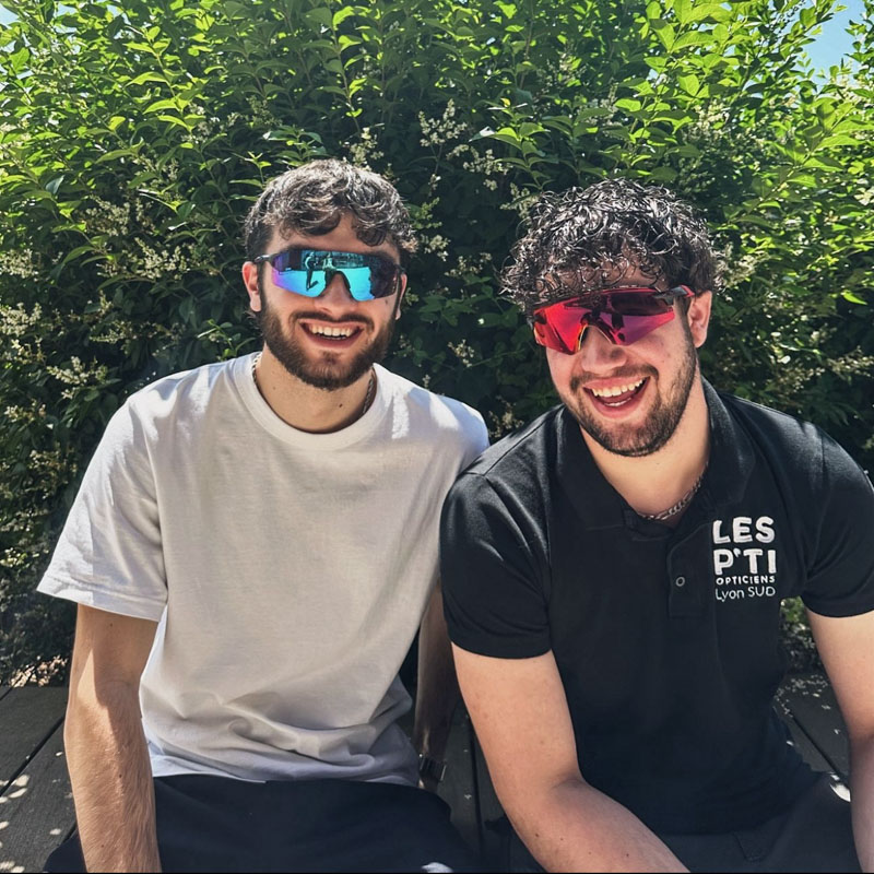 L'équipe des p'ti opticiens souriant avec des lunettes de sport chez Les P'ti Opticiens à Chambéry, Chasse-sur-Rhône et Bourg-lès-Valence