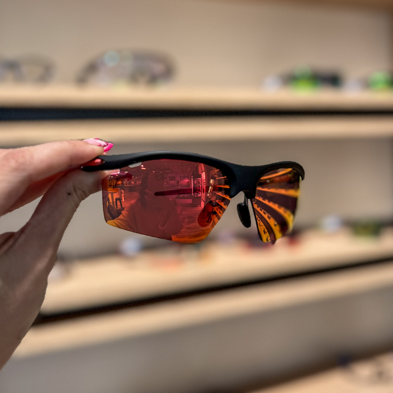 un exemple de lunettes de sport chez Les P'ti Opticiens à Chambéry, Chasse-sur-Rhône et Bourg-lès-Valence